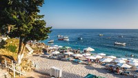 Pantai Dhermi di Albania Selatan menjadi salah satu tempat rekreasi populer saat musim panas. Punya pantai cantik nan menggoda, kamu harus coba ya! (iStock) 