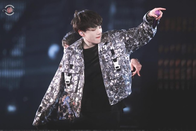 Mereka punya selera masing-masing dan itu berbaur dengan sangat baik. Setiap anggota memilih penampilan yang diinginkan dan kami bekerja secara organik untuk menciptakan setiap tampialn untuk mereka, kata Kim Jones yang merancang jaket dengan aksen buckle untuk Jungkook berikut. Foto: Istimewa