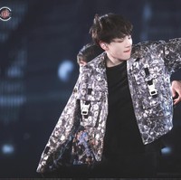 Mereka punya selera masing-masing dan itu berbaur dengan sangat baik. Setiap anggota memilih penampilan yang diinginkan dan kami bekerja secara organik untuk menciptakan setiap tampialn untuk mereka, kata Kim Jones yang merancang jaket dengan aksen buckle untuk Jungkook berikut. Foto: Istimewa