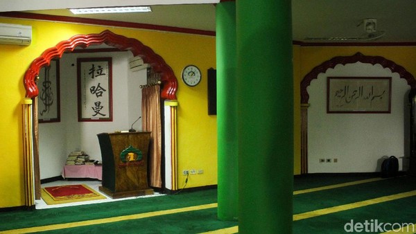 Masjid itu dibangun oleh Ali Karim selaku anak mendiang Abdul Karim bersama tokoh Tionghoa muslim Junus Jahja. Terakhir, masjid itu juga menjadi saksi dari mualafnya pengusaha Fitria Yusuf yang mengikuti jejak ayahnya Jusuf Hamka (Rifkianto Nugroho/detikcom) Masjid itu dibangun oleh Ali Karim selaku anak mendiang Abdul Karim bersama tokoh Tionghoa muslim Junus Jahja. Terakhir, masjid itu juga menjadi saksi dari mualafnya pengusaha Fitria Yusuf yang mengikuti jejak ayahnya Jusuf Hamka (Rifkianto Nugroho/detikcom)