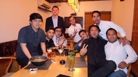 Tuh kan, lagi-lagi kedapatan hang out bareng teman. Ternyata disela kesibukannya menjadi asisten pribadi Prabowo Subianto, Dhani tetap bisa membagi waktu untuk manjakan selera bareng teman. Foto: Instagram regdenond  