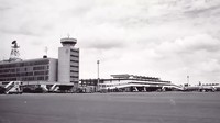 Awalnya, bandar udara komersil yang dimiliki oleh Singapura letaknya di Paya Lebar tahun 1959. Kalau dari Bandara Changi, sekitar 15 menit jarak tempuhnya. Kini, Bandara Paya Lebar menjadi pangkalan angkatan udara Singapura (Changi Aiport)