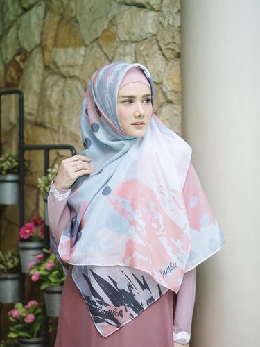 Mencontek Gaya Syar'i Mulan Jameela, Gamis hingga Bros di Bawah Rp 200 Ribu