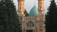 Masjid Mukhtarov di Vladikavkaz, Rusia, dibangun pada tahun 1905 dan dibiayai oleh Murtaza Agha Mukhtarov, seorang jutawan minyak dari Baku. Masjid yang dirancang oleh Jozeph Ploshko ini memadukan gaya klasik Rusia dengan gaya arsitektur Mesir. Dok. Wikipedia/osif Korotkij.