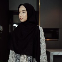 Lindswell Kwok menyukai warna-warna yang lembut dan netral seperti dusty rose, abu-abu, hitam, dan cokelat. Dulu, ia sempat dibilang terlihat tua menggunakan warna yang pucat. Tapi, ia konsisten dengan warna favoritnya. Foto: Ari Saputra