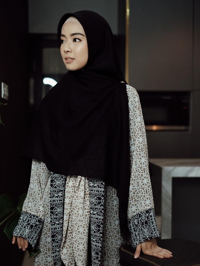 Lindswell Kwok menyukai warna-warna yang lembut dan netral seperti dusty rose, abu-abu, hitam, dan cokelat. Dulu, ia sempat dibilang terlihat tua menggunakan warna yang pucat. Tapi, ia konsisten dengan warna favoritnya. Foto: Ari Saputra