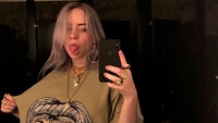 Ia pun mengatakan dirinya sengaja berpakaian busana longgar, agar orang tak fokus ke tubuhnya melainkan ke karyanya. Dok. Instagram/billieeilish