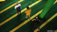 Yayasan Haji Karim Oei mendirikan Masjid Lautze pada 1991. Masjid ini kemudian diresmikan oleh Ketua Ikatan Cendekiawan Muslim Indonesia (ICMI) BJ Habibie pada 1994.