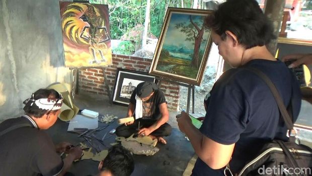 Belajar membatik, menatah wayang di Curug Kaliurip