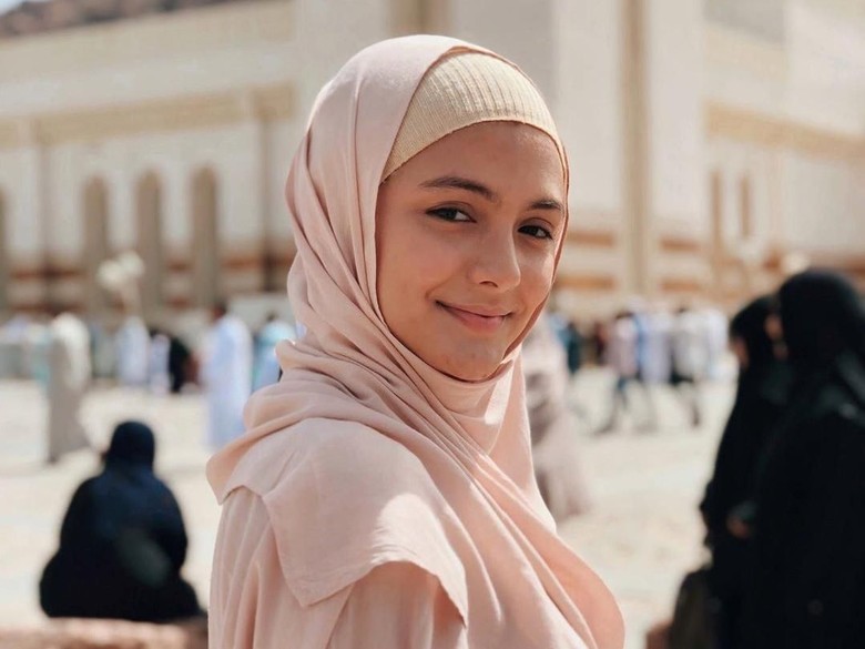 Jalani Ibadah Umrah, Amanda Rawles Bikin Pangling saat 