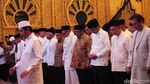 Momen Jokowi Bukber dan Salat Berjemaah di Rumah OSO