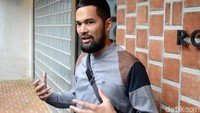 Teuku pun menyebut sejumlah nama artis seperti Arie Untung dan Dude Herlino yang satu visi dan frekuensi dengannya. Pool/Ismail/detikFoto.