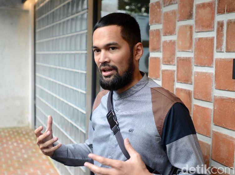 Banyak Artis Hijrah, Teuku Wisnu Ogah Berkomentar