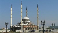 Selanjutnya ada Masjid Ahmad Kadyrov atau yang dikenal dengan sebutan Masjid Jantung Checnya. Masjid yang dibuka untuk umum pada tahun 2008 silam ini dinamai dari nama presiden pertama Republik Chechnya, Akhmat Kadyrov. Yang menarik dari masjid ini adalah masjid yang mampu menampung hingga 10 ribu jemaah itu memiliki kamera yang dipasang di luar masjid dan disiarkan setiap saat. Dok. www.beautifulmosque.com.