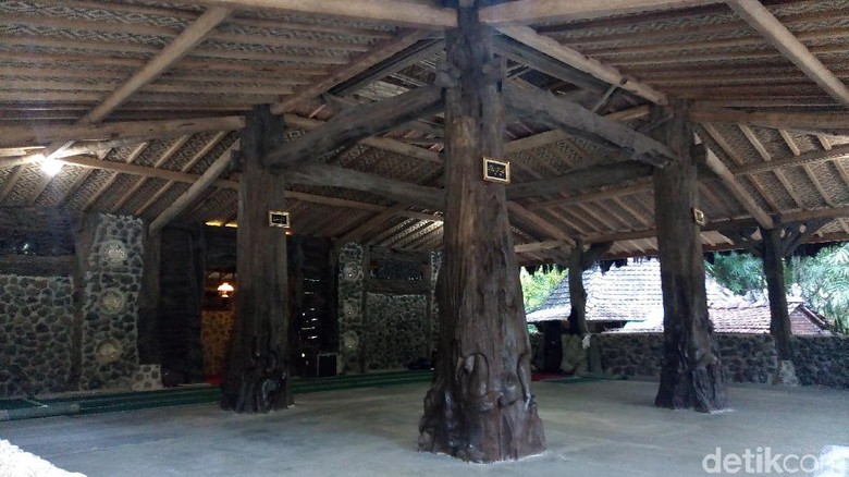 Kayu Masjid di Banjarnegara Ini Dipercaya Berusia Ribuan Tahun Kayu Masjid di Banjarnegara Ini Dipercaya Berusia Ribuan Tahun