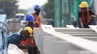 Panas terik selama Ramadhan tak menyurutkan semangat para pekerja.