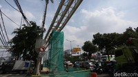 Direktur Proyek LRT Jakarta Iwan Takwin menyatakan, rancangan skybridge tersebut akan dibuat serupa dengan jembatan penyeberangan orang di kawasan Senayan yang Instagtamable. 