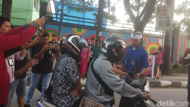Indahnya Toleransi, Umat Hindu di Kendari Bagi-bagi Takjil ke Warga