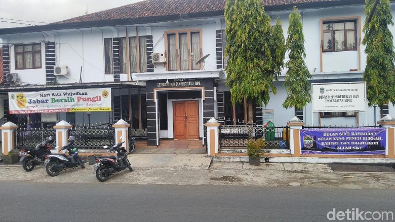 Tepergok Pungli, 2 Pegawai Honorer Disdukcapil Ciamis Ditangkap Tepergok Pungli, 2 Pegawai Honorer Disdukcapil Ciamis Ditangkap