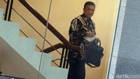 Senior Vice President Legal Corporate PT.PLN, Dedeng Hidayat menyambangi gedung KPK, Jakarta, Rabu (15/5/2019).