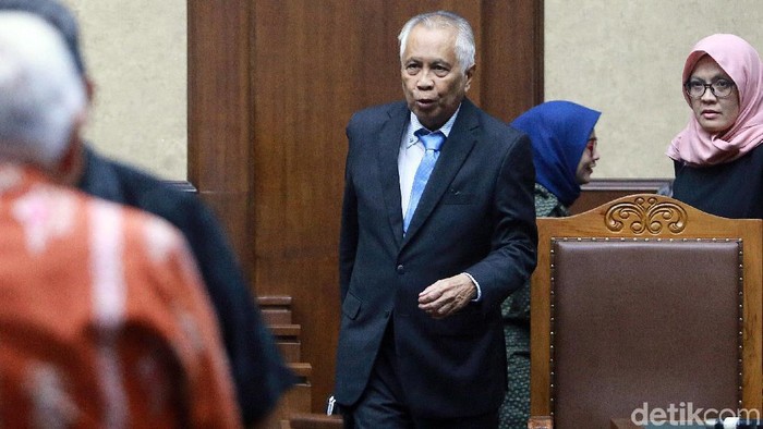 OC Kaligis jalani sidang pengajuan PK di Pengadilan Tipikor, Jakarta. Kali ini ia membawa mantan Hakim Agung Mohammad Laica Marzuki sebagai saksi ahli.