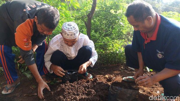 Kegiatan para santri di Pesantren lansia di Dusun Gedong, Banyubiru, Kabupaten Semarang.
