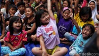 Kegiatan trauma healing dilakukan di lokasi pengungsian di Kampung Bandan, Mangga Dua, Jakarta Utara, Rabu (15/5).