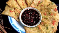 Dijamin pedas! Tempe mendoan dilengkapi dengan irisan daun bawang dan cabai rawit. Makin sedap disantap dengan kecap dan sambal. Foto: Instagram@lilisafriani_kitchen
