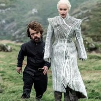 Penampilan Daenerys Targaryen makin bersahaja di season 7 dengan setelan mantel. Ia pun mengklaim dirinya sebagai Queen of The Seven Kingdoms. Foto: Dok. HBO