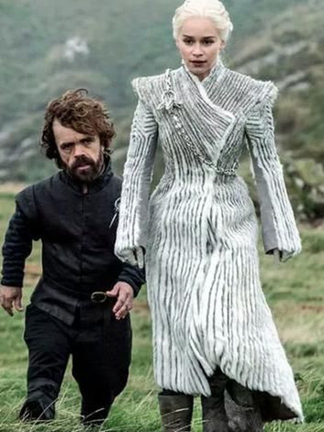 Penampilan Daenerys Targaryen makin bersahaja di season 7 dengan setelan mantel. Ia pun mengklaim dirinya sebagai Queen of The Seven Kingdoms. Foto: Dok. HBO