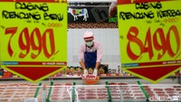 Pekerja tengah menyusun daging beku di salah satu supermarket di Jakarta, Rabu (15/5/2019).