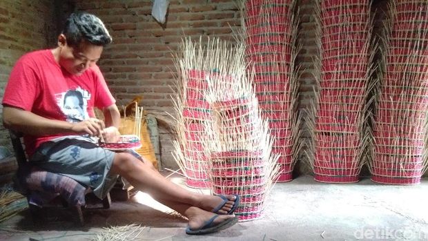 Pengrajin keranjang parsel rotan di Desa Teluklawe, Jepara. 