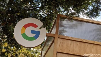 Memotret logo Google di bawah pohon. Foto: detikINET/Agus Tri Haryanto