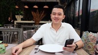 Tiga hari yang lalu Dhani bagikan foto saat dirinya menunggu waktu berbuka di sebuah restoran fine dining. Tentunya saat itu menu bukaannya belum tersaji. Foto: Instagram dhaniwirianata