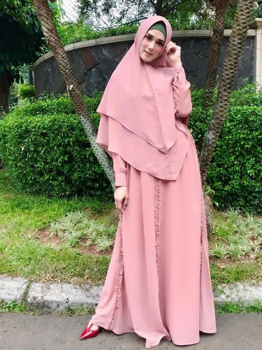 Mencontek Gaya Syar'i Mulan Jameela, Gamis hingga Bros di Bawah Rp 200 Ribu