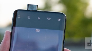 Demi layar penuh, OnePlus 7 Pro mengusung kamera selfie pop-up, ukurannya 16 MP. Foto: Digital Trends/Andy Boxall