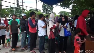 Warga Kendari Antre Tukar Uang untuk Lebaran