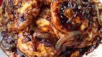 Mau yang agak mewah? Bisa coba telur ceplok dengan saus lada hitam plus bawang bombay. Dijamin nambah nasi! Foto : Instagram @tjenlingling