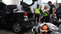 Polisi melakukan pemeriksaan mulai dari bangku depan hingga bagasi mobil belakang.
