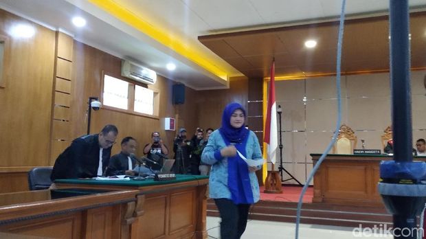 Baca Pleidoi, Bupati Neneng Akui Suap Meikarta dan Minta Vonis Ringan
