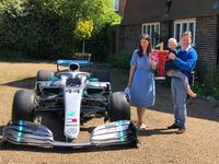 Bocah 5 tahun yang beruntung mendapat mibil F1 dari Lewis Hamilton.