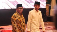 Oesman Sapta Odang (OSO) menyambut kedatangan Jokowi di kediamannya Jalan Karang Asem, Kuningan, Jakarta Selatan, Rabu (15/5/2019). 