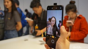 Kamera pop-up membuat bentang layar Realme X terasa kian lapang. (Foto: Devi Setya/detikINET)