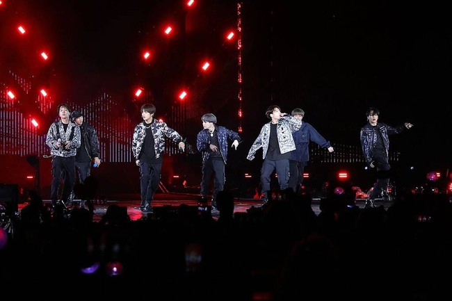 Kostum panggung BTS adalah bagian dari koleksi Dior Menswear Pre-Fall 2019. RM, JIn, Suga, J-Hope, V, Jungkook,dan Jimin tampak fierce dengan busana hingga aksesori dari brand high end yang digawangi oleh Kim Jones itu. Foto: Istimewa