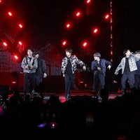 Kostum panggung BTS adalah bagian dari koleksi Dior Menswear Pre-Fall 2019. RM, JIn, Suga, J-Hope, V, Jungkook,dan Jimin tampak fierce dengan busana hingga aksesori dari brand high end yang digawangi oleh Kim Jones itu. Foto: Istimewa