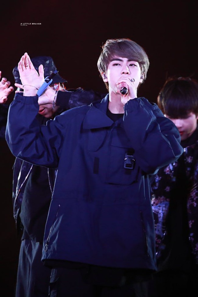 Jin tak kalah menawan. Berbeda dengan rekan satu timnya yang lain kali ini Jin menggunakan jaket berpotongan oversized yang atraktif dengan aksen resleting hingga buckle. Foto: Istimewa