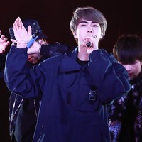 Jin tak kalah menawan. Berbeda dengan rekan satu timnya yang lain kali ini Jin menggunakan jaket berpotongan oversized yang atraktif dengan aksen resleting hingga buckle. Foto: Istimewa