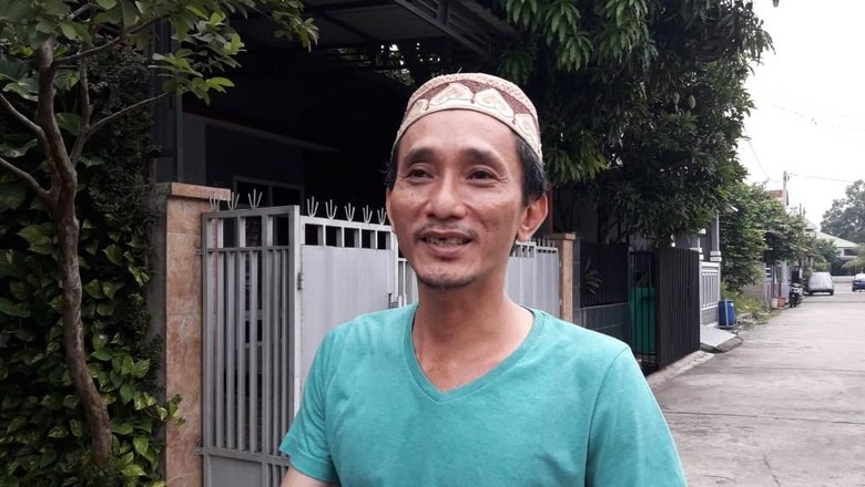Ketua RT Sebut Wanita Perekam Video Pria Ancam Jokowi Relawan 02 Ketua RT Sebut Wanita Perekam Video Pria Ancam Jokowi Relawan 02
