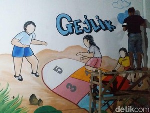 Puluhan Seniman Kediri Bikin Mural Dolanan Tempo Dulu