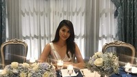 Hadir ke salah satu jamuan acara makan malam yang formal. Bunga tampil cantik di atas meja makan yang memiliki hiasan bunga dan lilin. Foto: Instagram @bungajelitha66